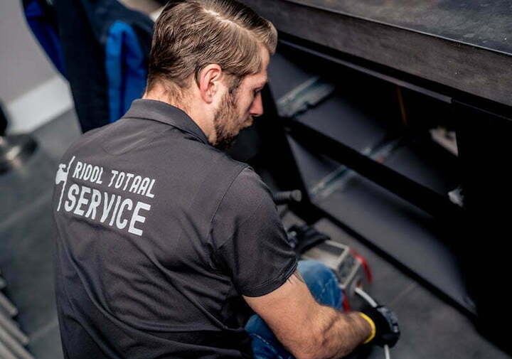 Monteur in Riool Totaal Service werkkleding ontstopt een afvoer binnen
